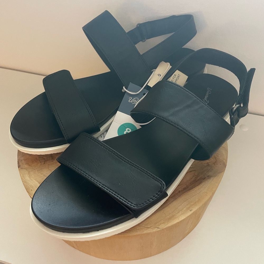 NWT UNIVERSAL THREADS WOMENS SANDALS